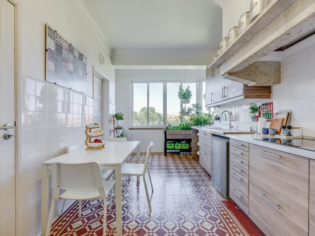 Fantástico Apartamento na Av. João XXI, com uma localização estratégica. - Image 1