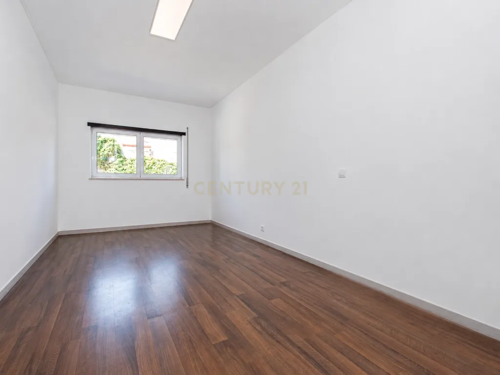 T4 Duplex Premium com Terraço / Arrecadação / 5 Lugares de Estacionamento / Marinha Grande - Image 30