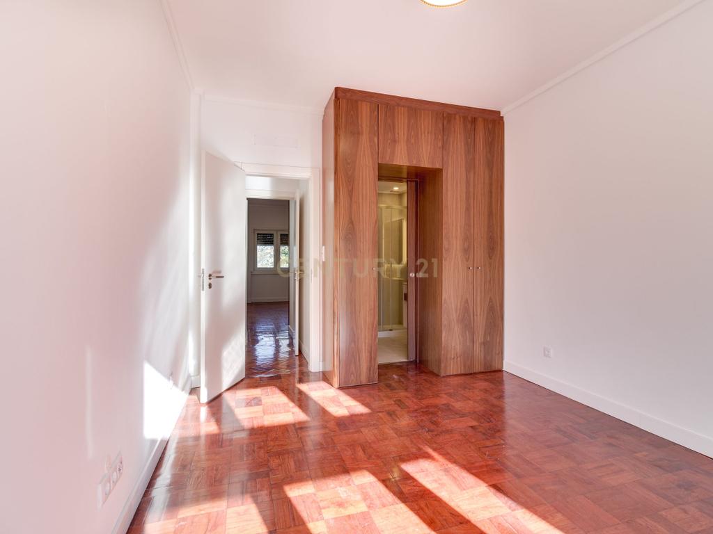 T3 TOTALMENTE RENOVADO COM VARANDA DE 21 m² NO CAMPO PEQUENO – LISBOA - Image 28