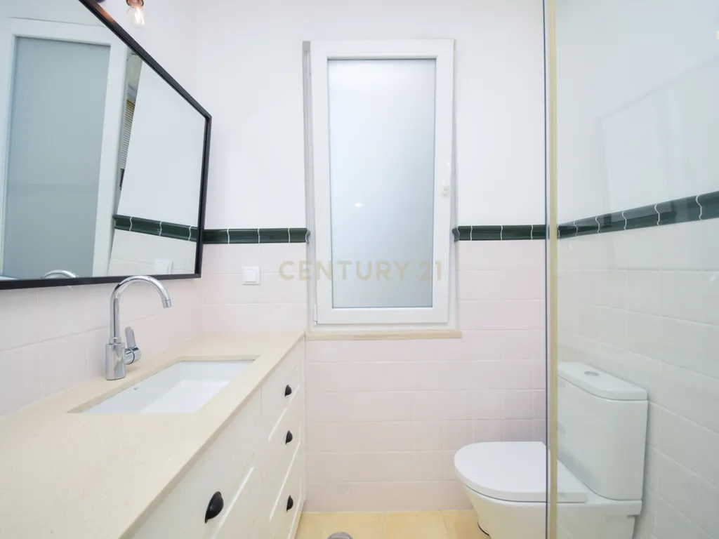 Apartamento T2+1 Renovado no Coração de Campo de Ourique - Image 26