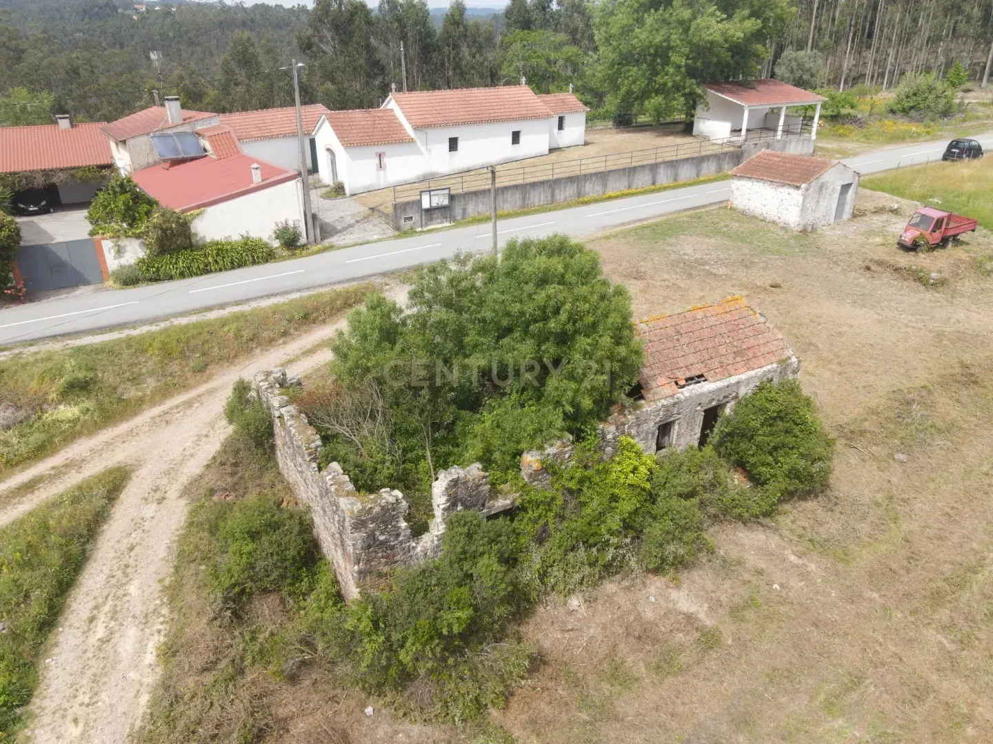 Fotografia 3 de Terreno com furo de água e duas pequenas edificações em ruina para reabilitar
