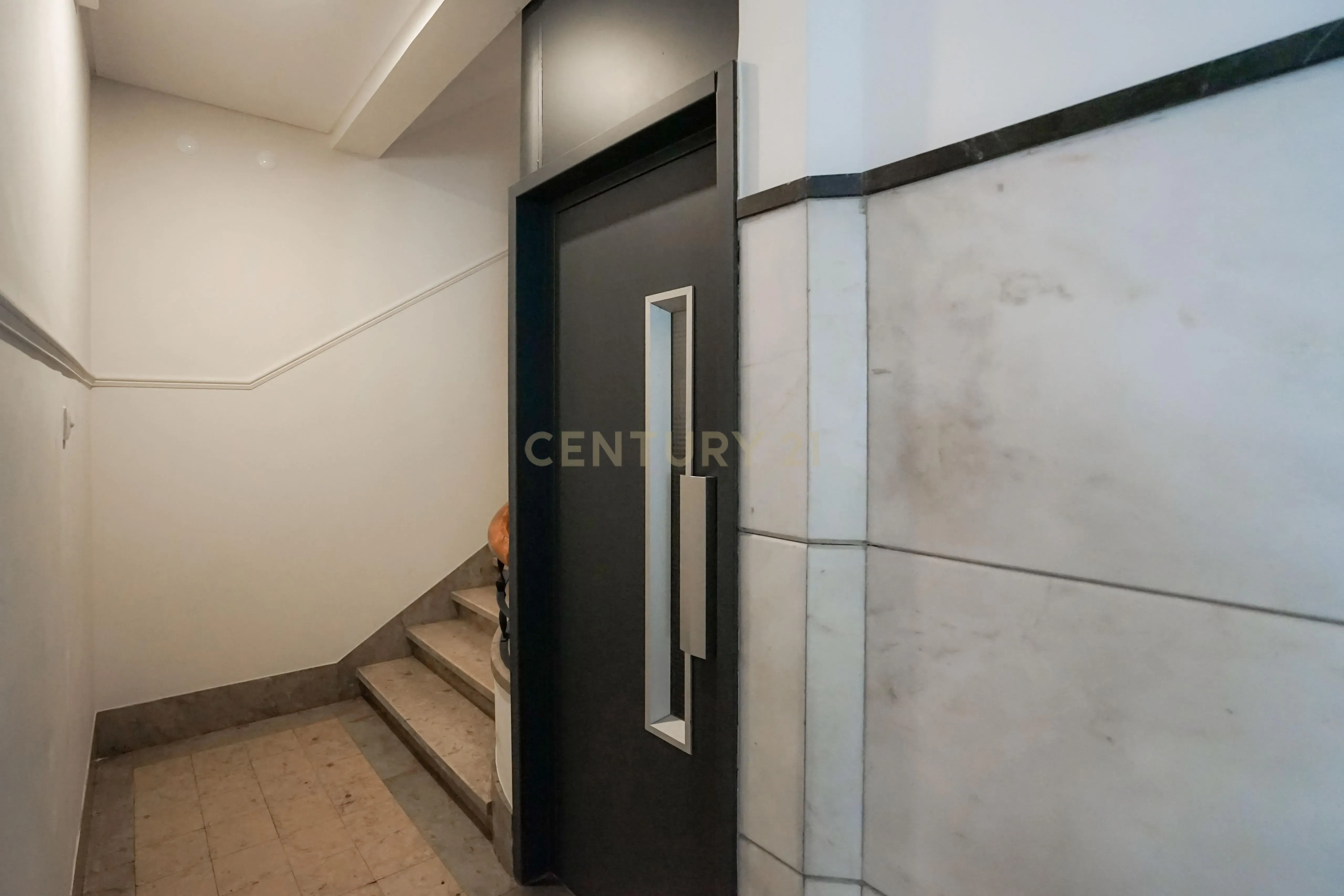 Apartamento T6 Avenida António Augusto de Aguiar - Image 5