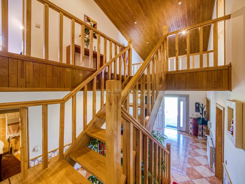 Moradia localizada na capital de distrito, no coração do Nordeste Transmontano. - Image 24