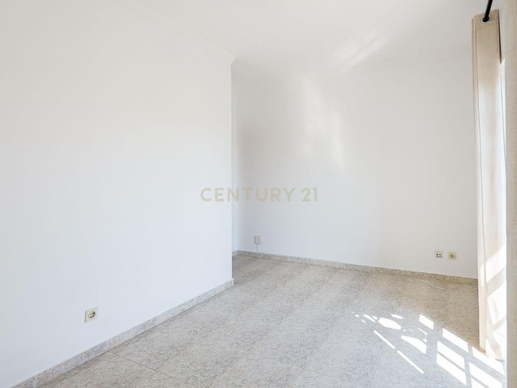 Moradia T3 com Garagem, Espaço Exterior e Sótão Aproveitável na Quinta do Conde - Image 27