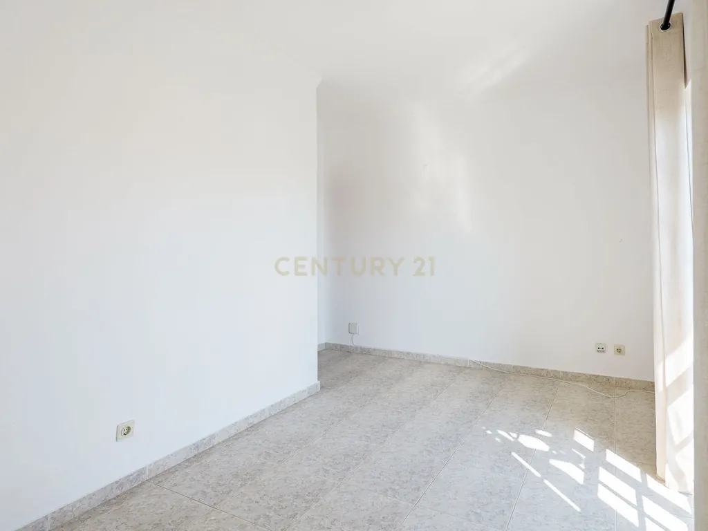 Moradia T3 com Garagem, Espaço Exterior e Sótão Aproveitável na Quinta do Conde - Image 27