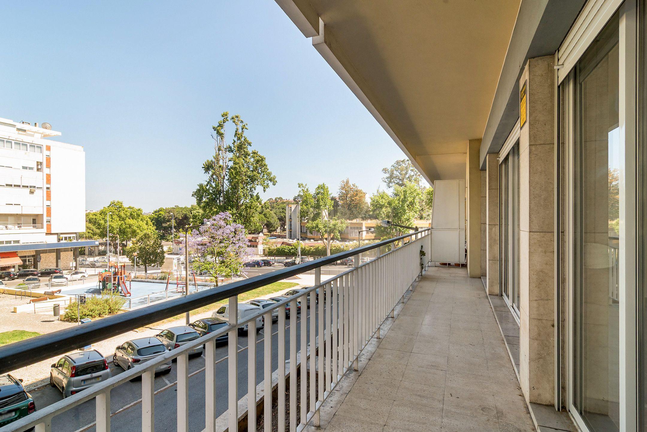 T2 com 130 m² para Arrendamento | Varanda com Vista para Jardim | Elevador - Image 3