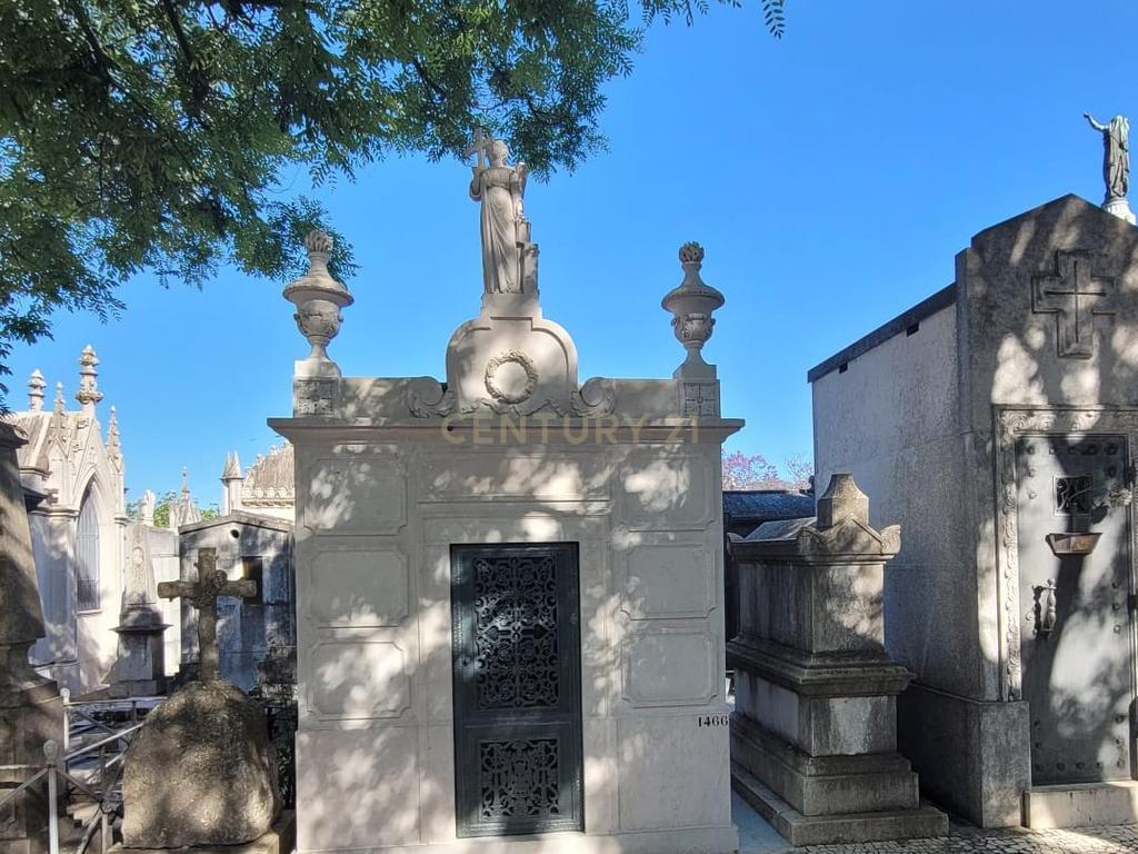Jazigo Familiar com 8 Lugares | Cemitério do Alto de São João - Image 1