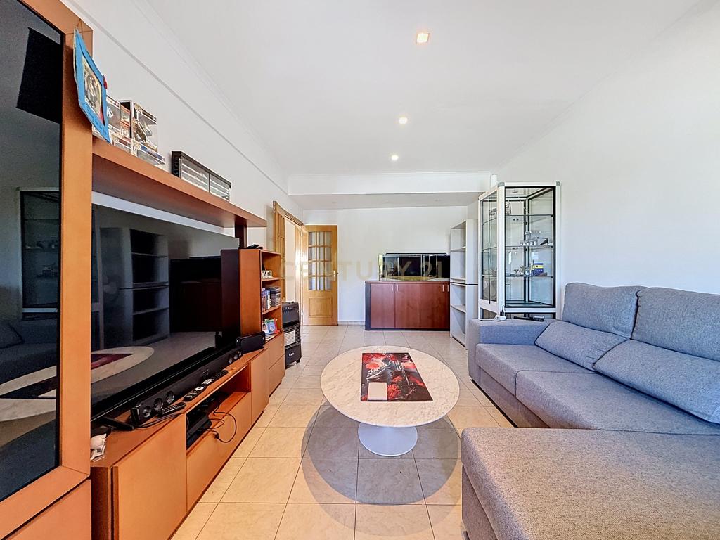 Apartamento T3 em Amora, Seixal - Oportunidade Única! - Image 2
