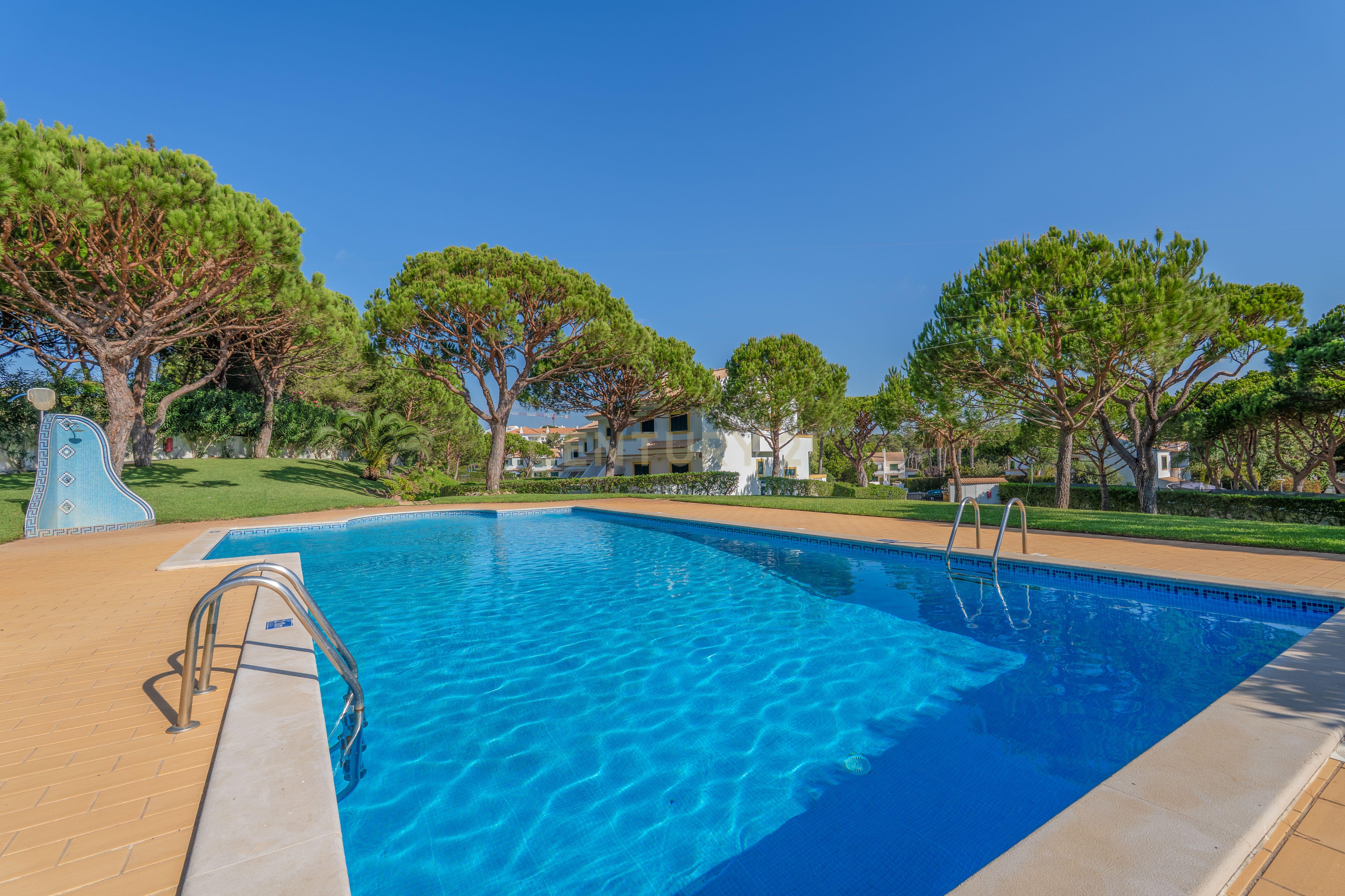 Fotografia 3 de Moradia  com Piscina  na Praia da Falésia em condomínio privado com grande Jardim.