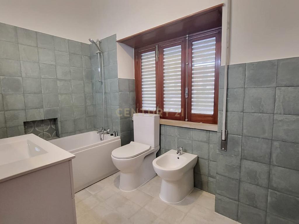 Casa T3 com Jardim e Garagem em Setúbal - Oportunidade Única! - Image 15