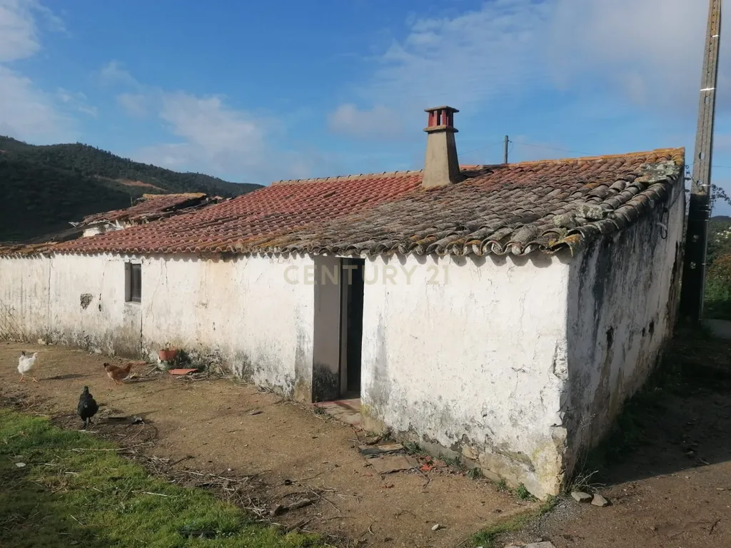 Moradia antiga com vários anexos para recuperação em Ribeira de Odelouca, São Barnabé. - Image 1
