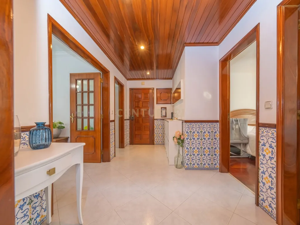 Apartamento T2, com Parqueamento e Arrecadação, em Caneças - Image 20