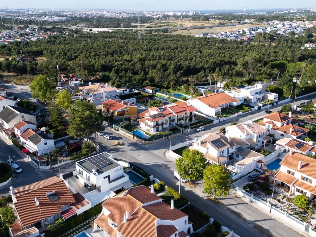 Moradia T4 como nova com piscina na Marisol em Lote de 500m² - Image 3
