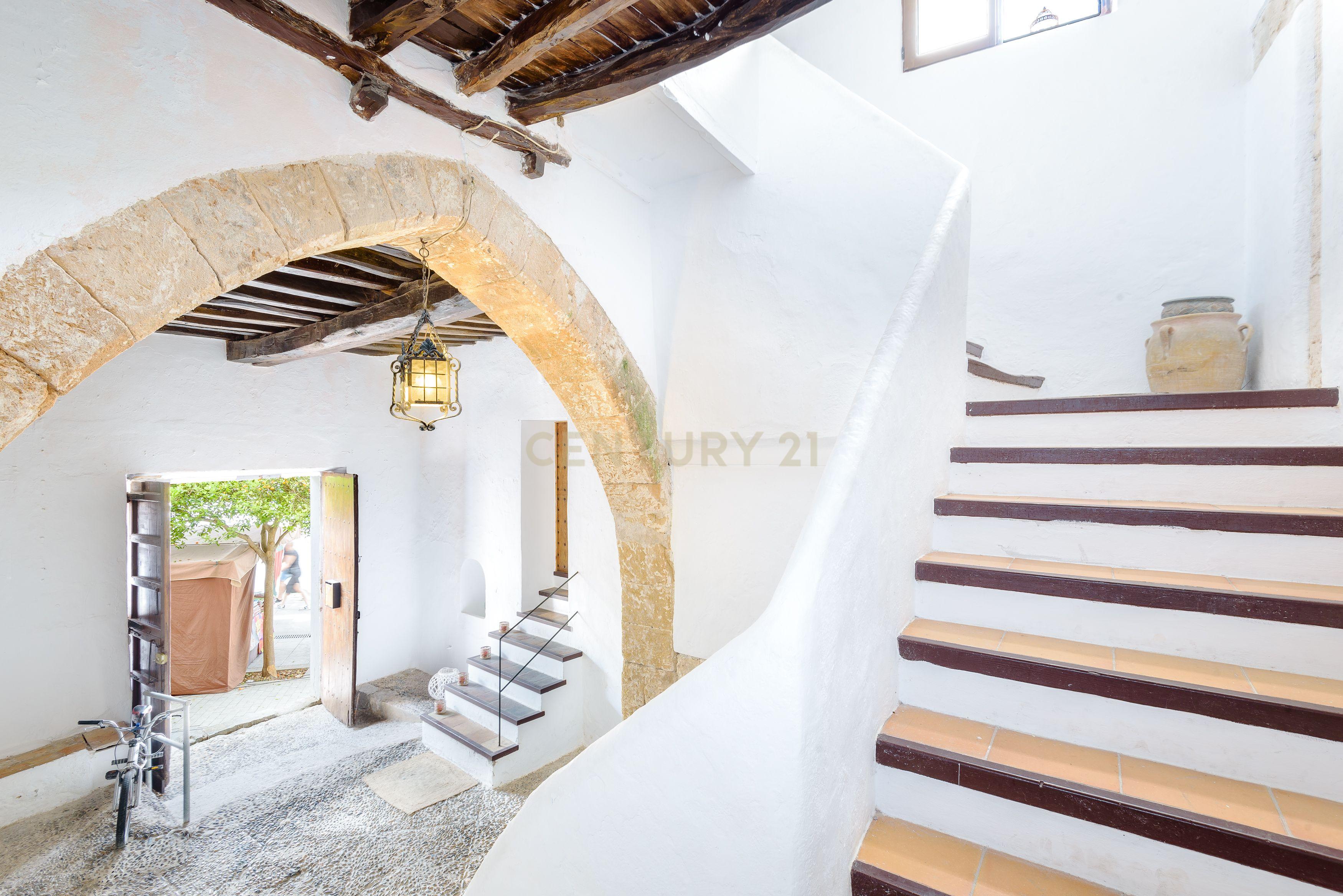 À venda: Casa histórica com grande potencial em Dalt Vila – Ibiza - Image 2