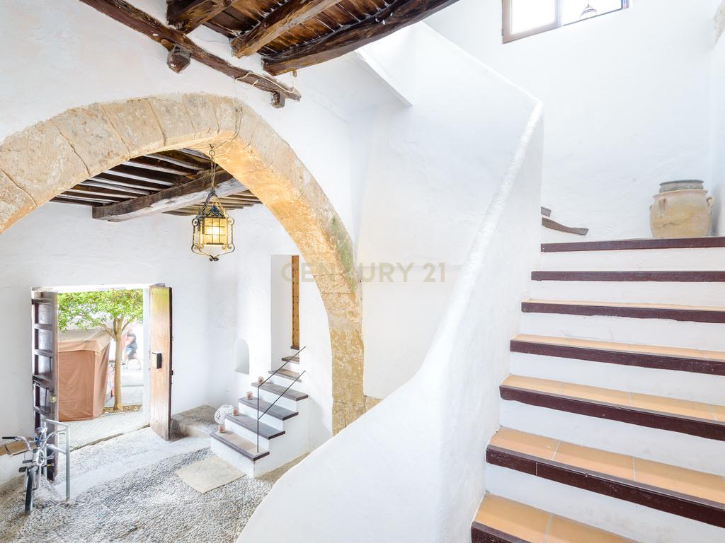 À venda: Casa histórica com grande potencial em Dalt Vila – Ibiza - Image 2