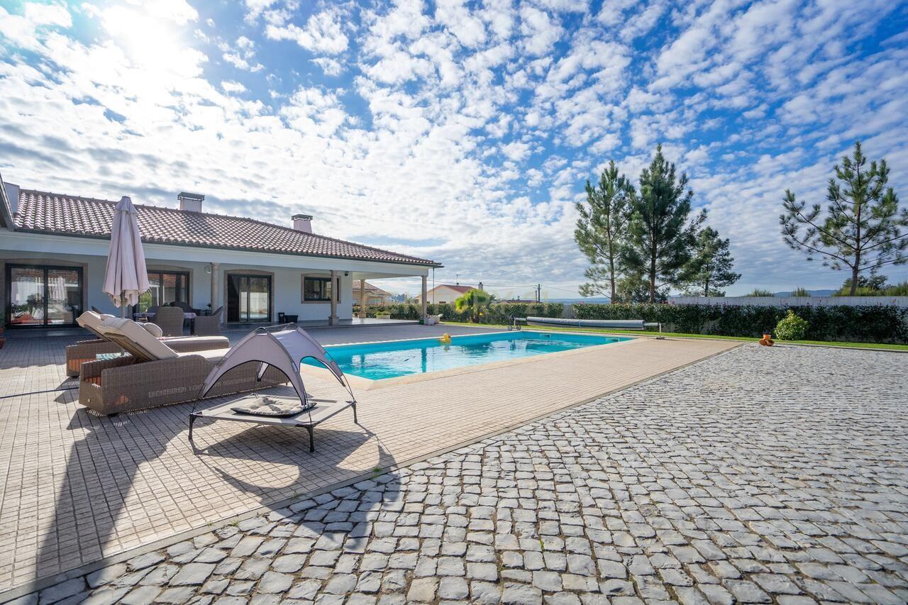 Moradia T4 de qualidade em estado novo com varanda coberta, piscina, terraço, jardim,canil,garagem dupla e vistas boas numa localização sossegada - Image 57