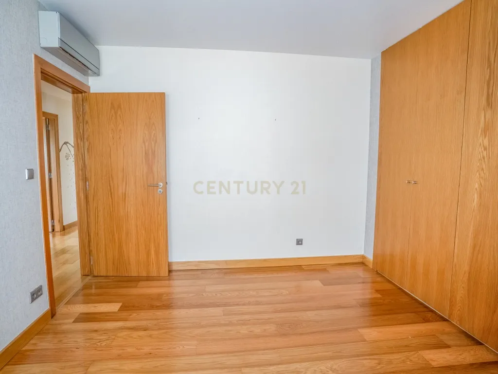 Apartamento T4 Premium com Terraço na Avenida da Independência - Image 22