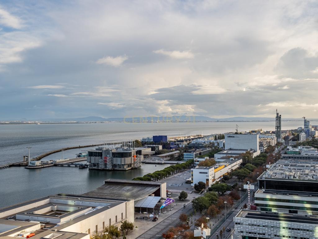 T3 Duplex na Torre de São Rafael com Vista Deslumbrante sobre o Tejo no Parque das Nações - Image 28