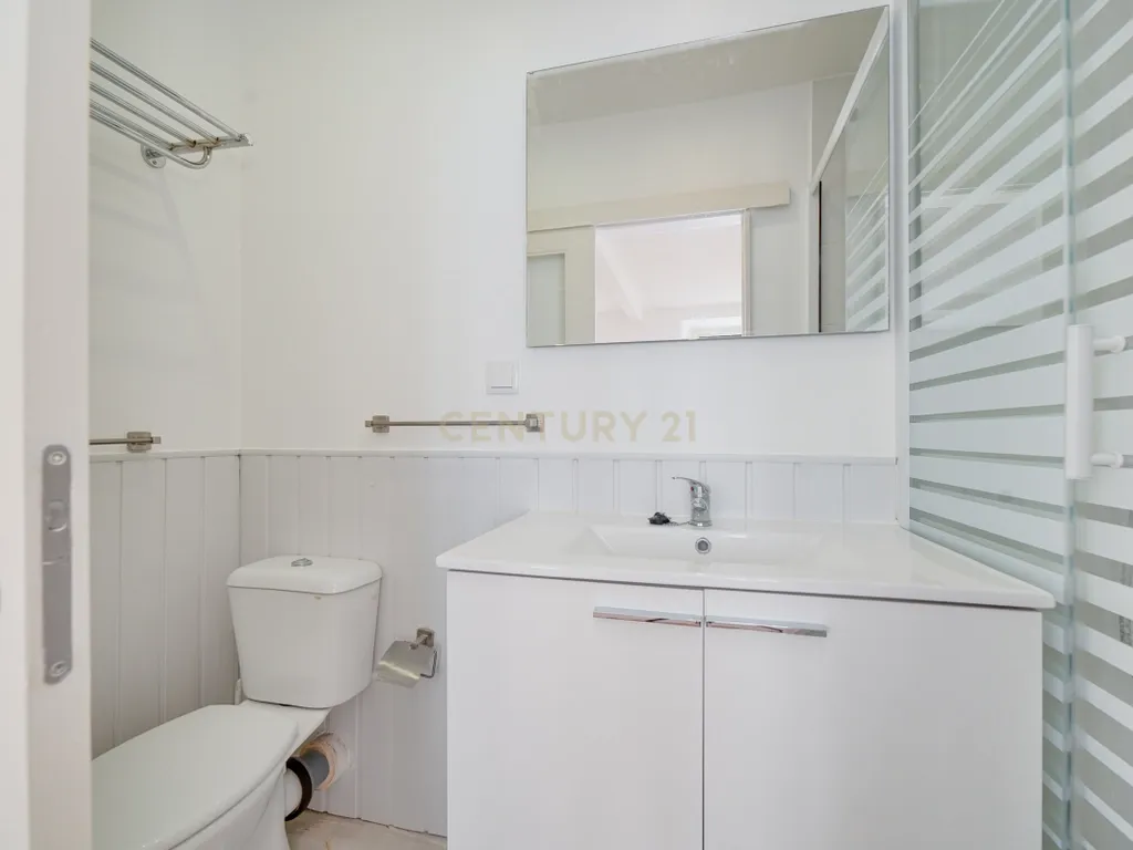Apartamento T2 Triplex* em Santos-o-Velho – Janelas Verdes | Estrela - Image 16
