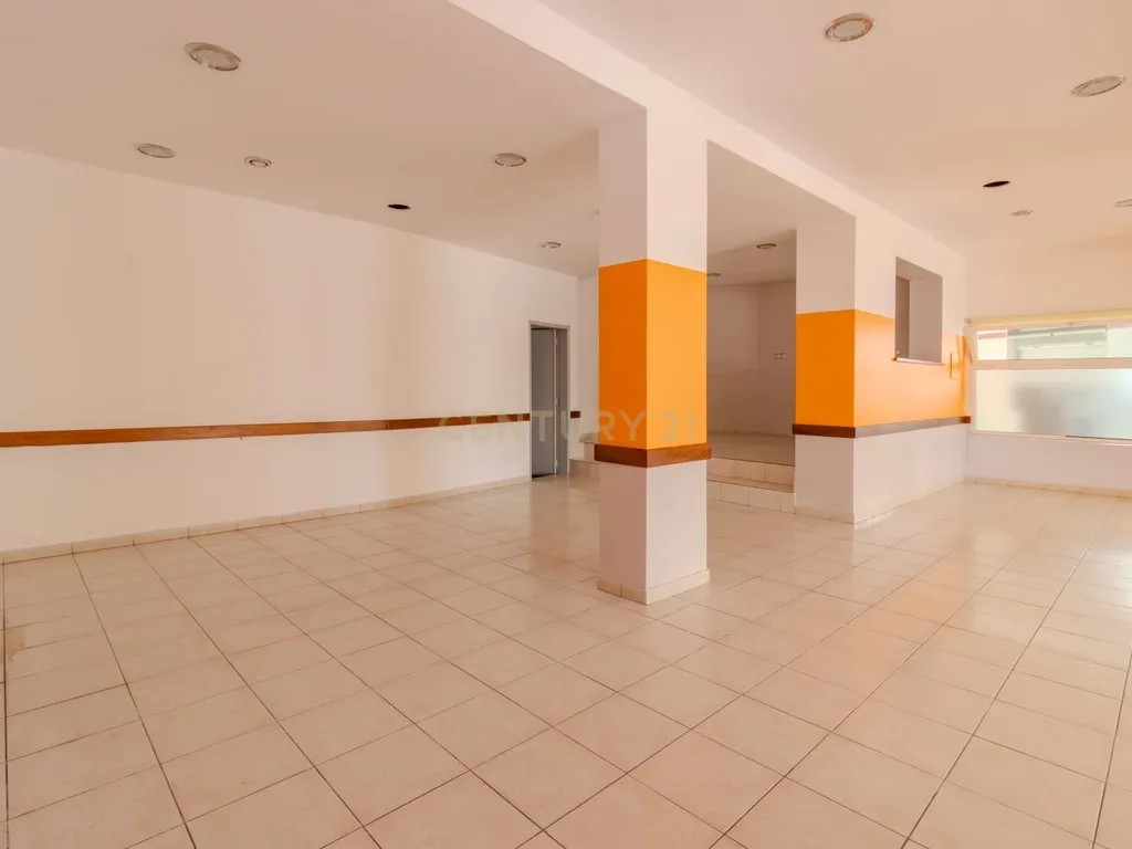 Moradia T3 + T1 + Espaço Comercial – Oportunidade Única no Centro da Vieira de Leiria - Image 7