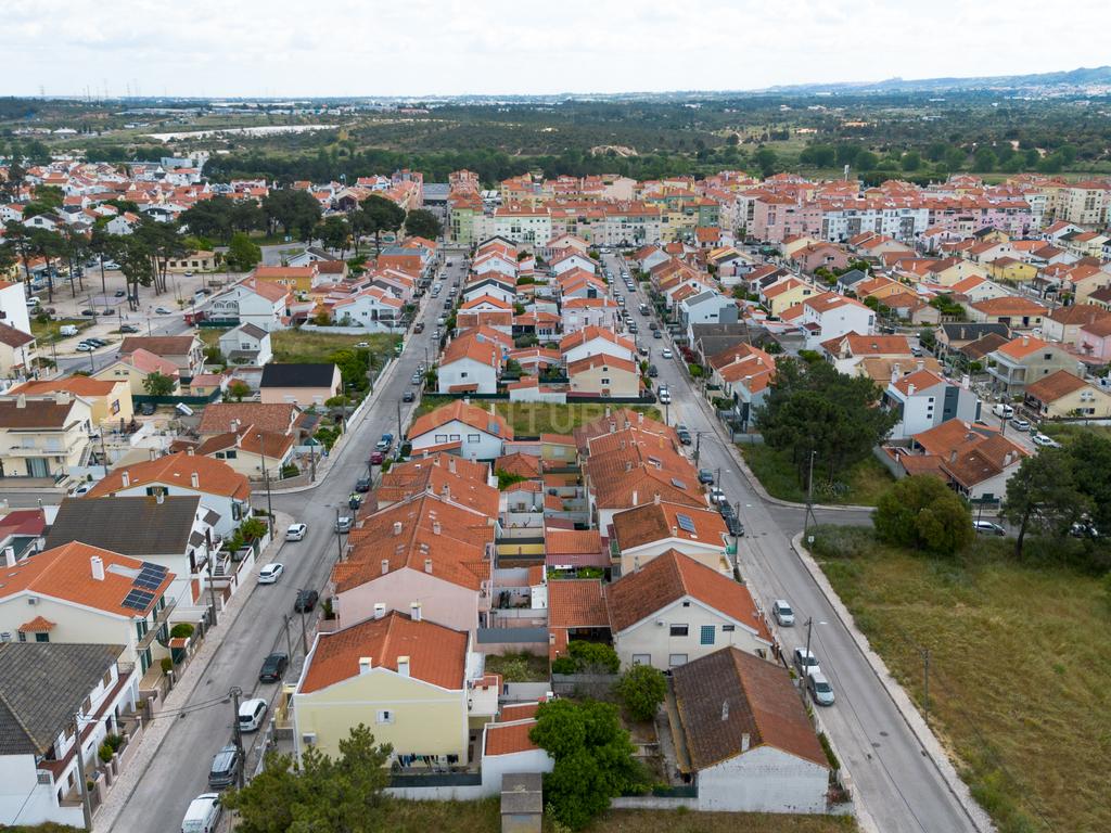 Moradia T3 Renovada com Terraço na Quinta do Conde – Sesimbra - Image 31