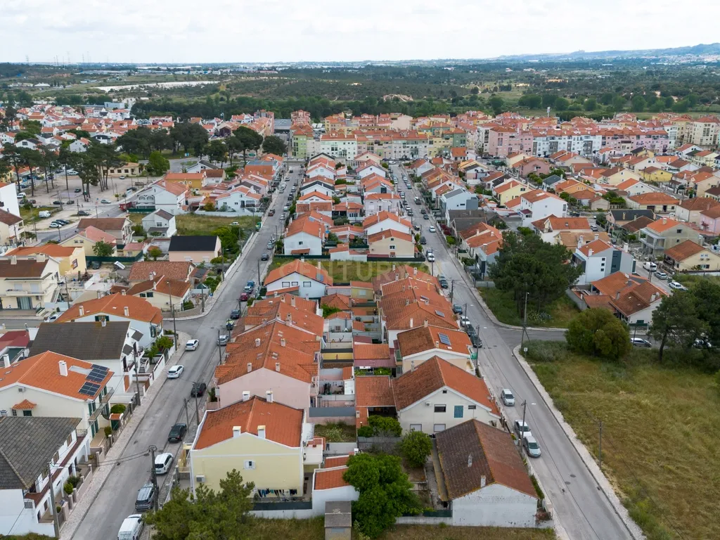 Moradia T3 Renovada com Terraço na Quinta do Conde – Sesimbra - Image 31