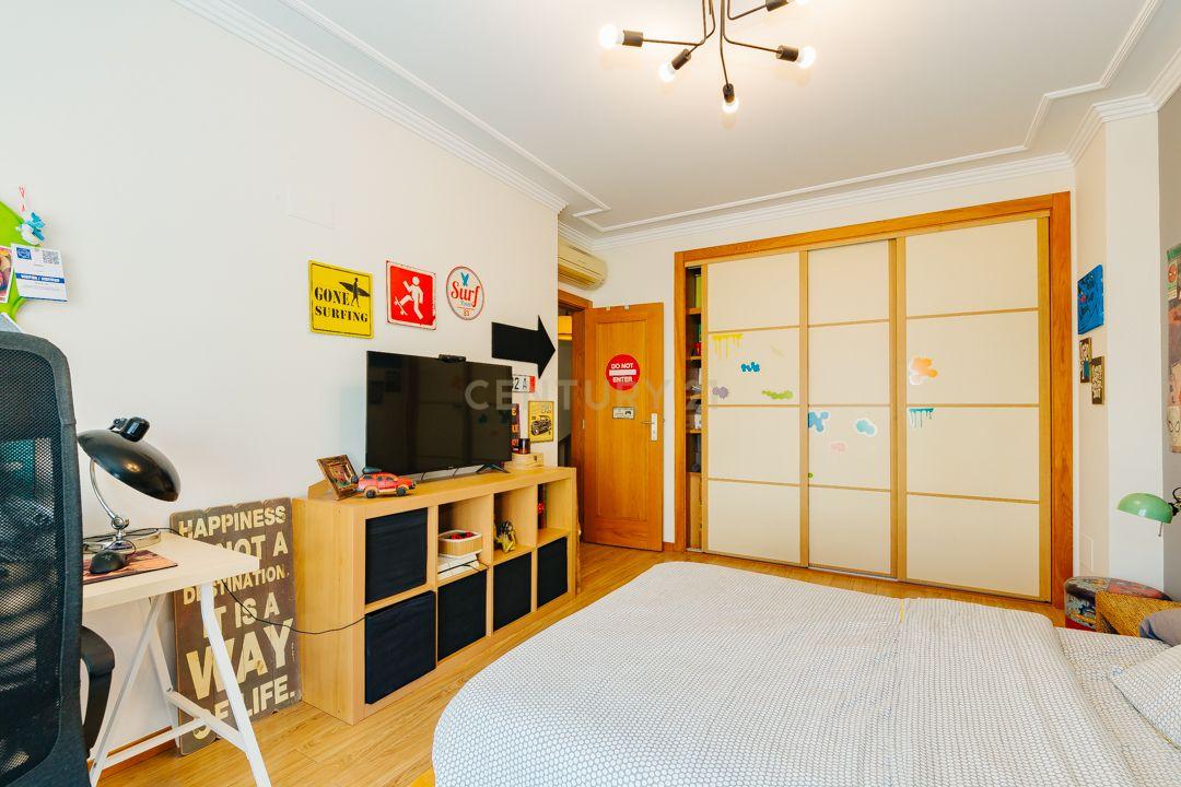 Luxuosa Moradia Renovada com Vista Panorâmica em Loures - Image 29