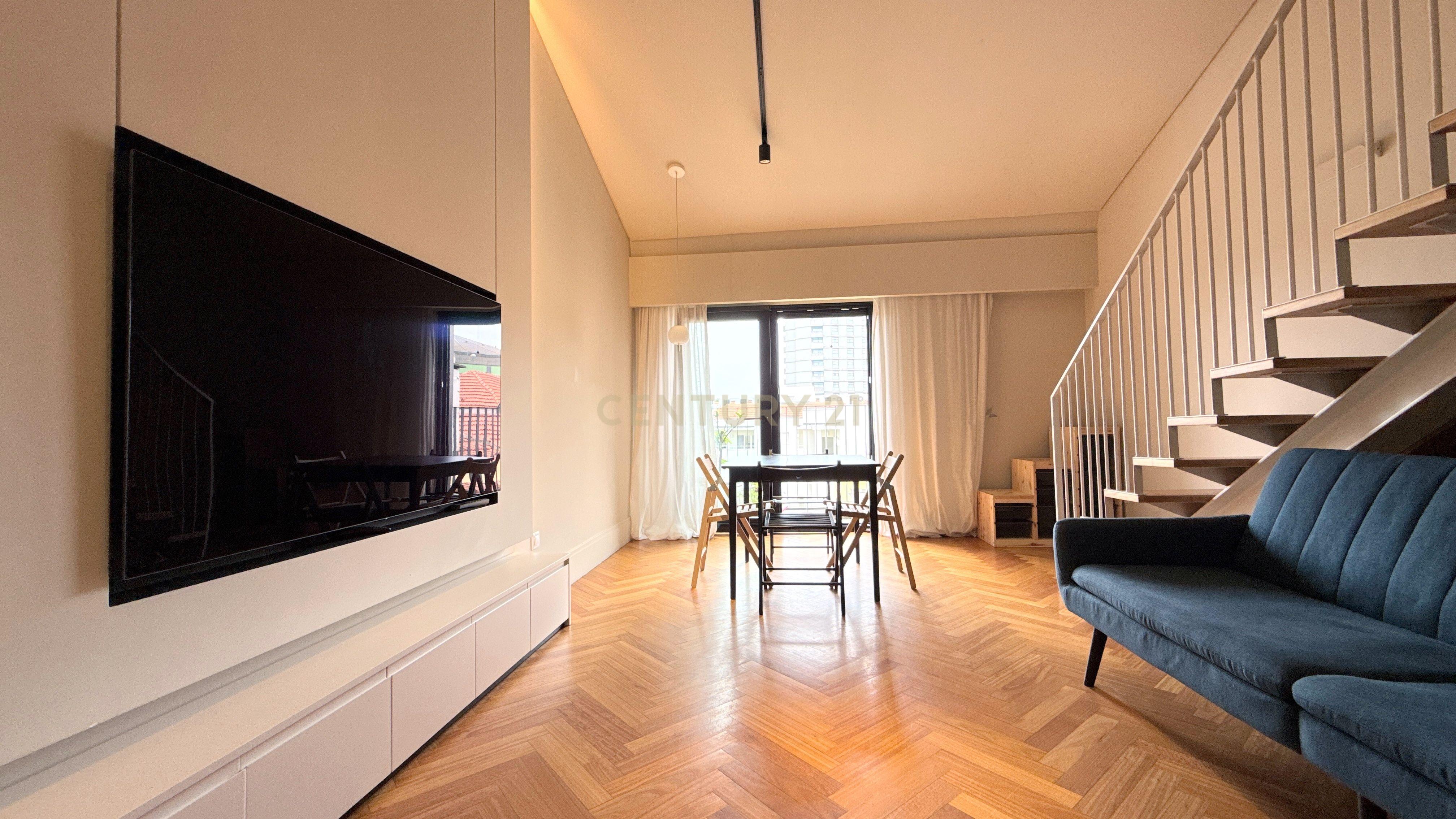 Fotografia 5 de Excelente T2 Duplex Mobilado com Vista Desafogada e Varanda | Centro do Porto | Edifício de 2022