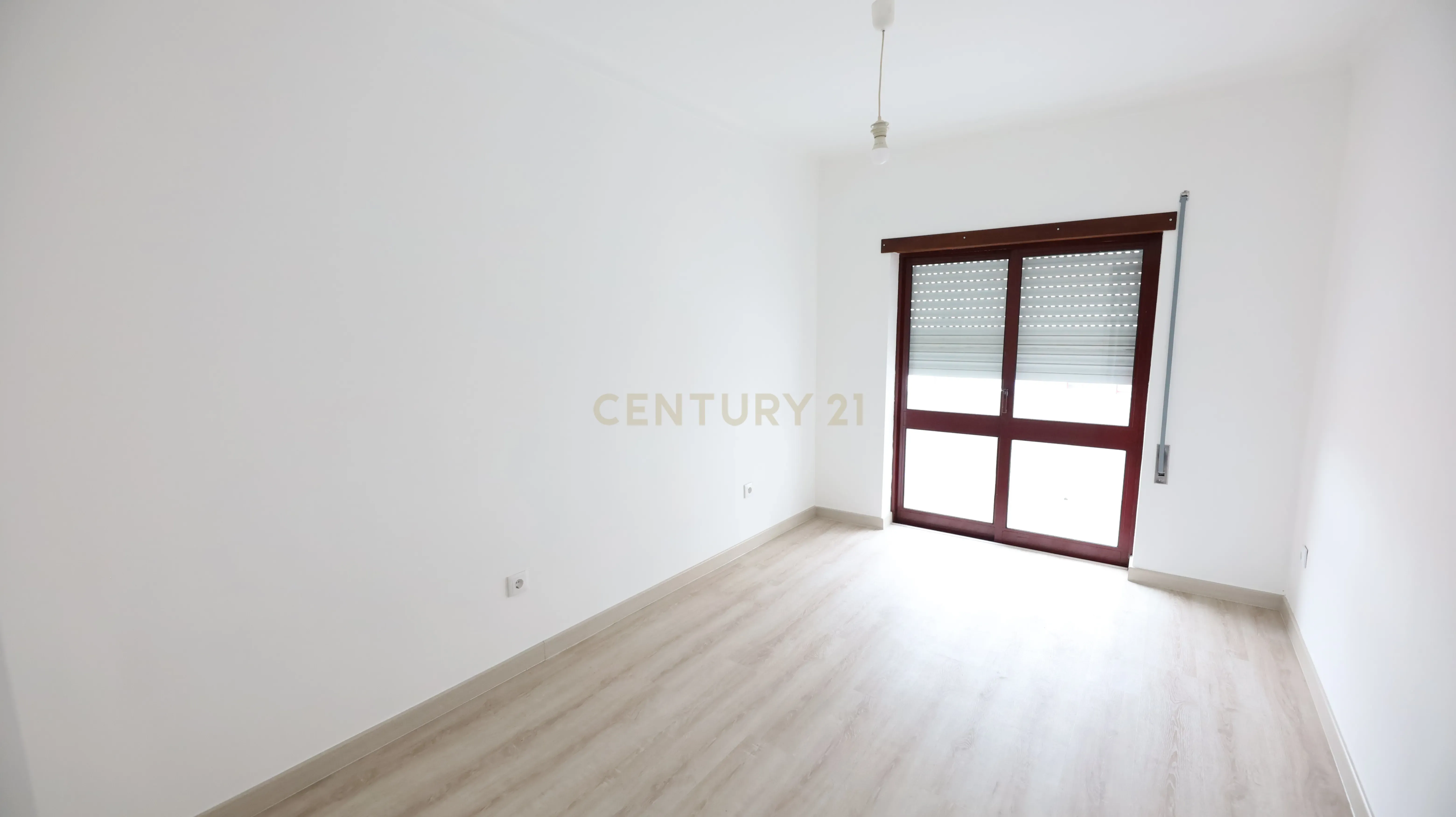 Fotografia 6 de T2 com Potencial Único no centro de Viseu - Habitação Própria + Sótão Preparado para Ampliação