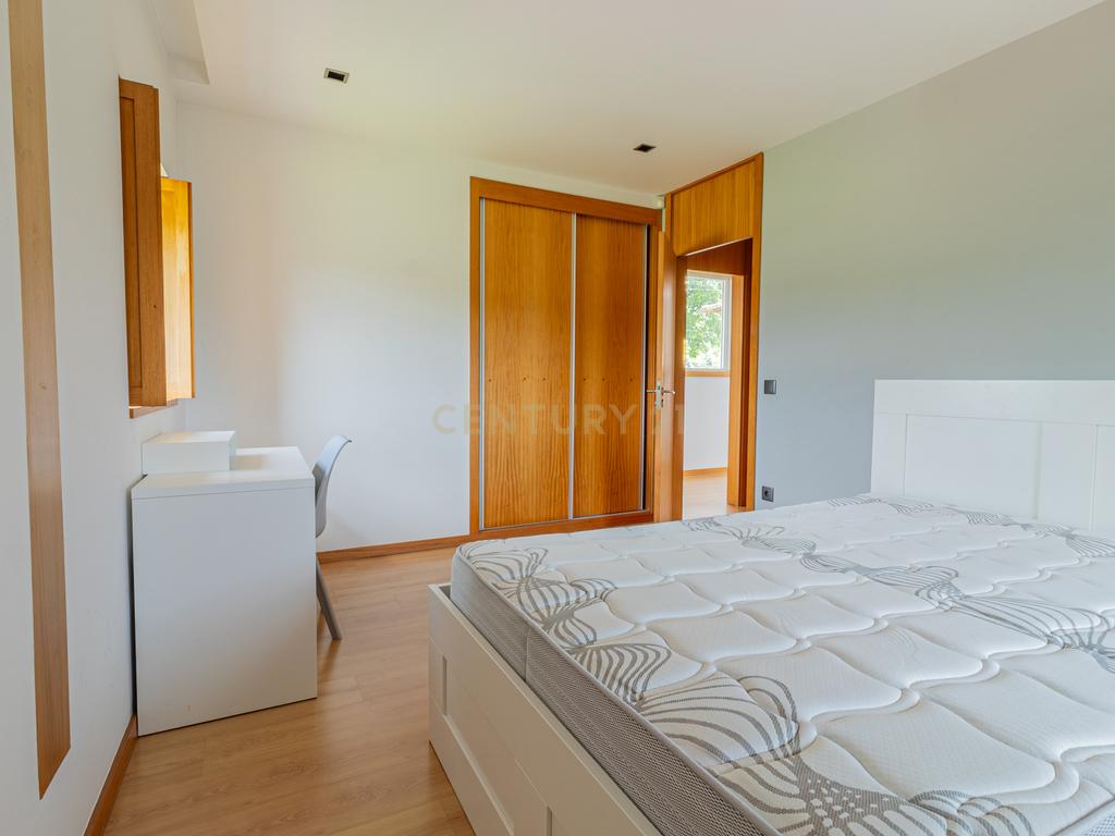 T5 com 3 Suites e Terreno com Rio | Natureza, Espaço e Conforto - Image 26