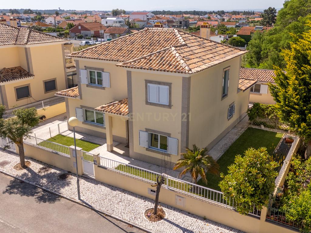 Moradia T4 em Azeitão com Jardim e Segurança 24h - Image 35