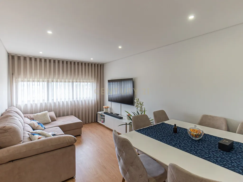 T2 Remodelado e Mobilado em Perafita, Matosinhos com Vista Panorâmica - Image 2