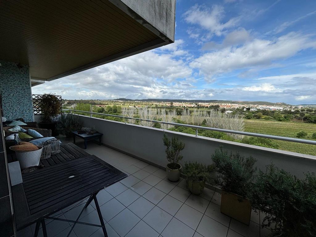 Edifício Moderno no Entroncamento com Vista Panorâmica e Luxo - Image 22