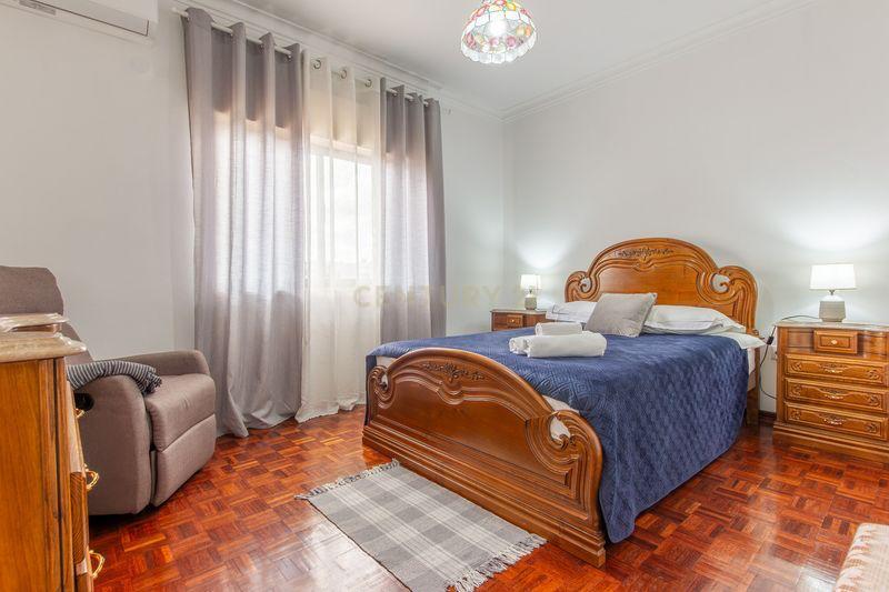 Moradia T4 com Vista para o Campo e Cidade em Localização Privilegiada -Charneca da Caparica, Almada - Image 21