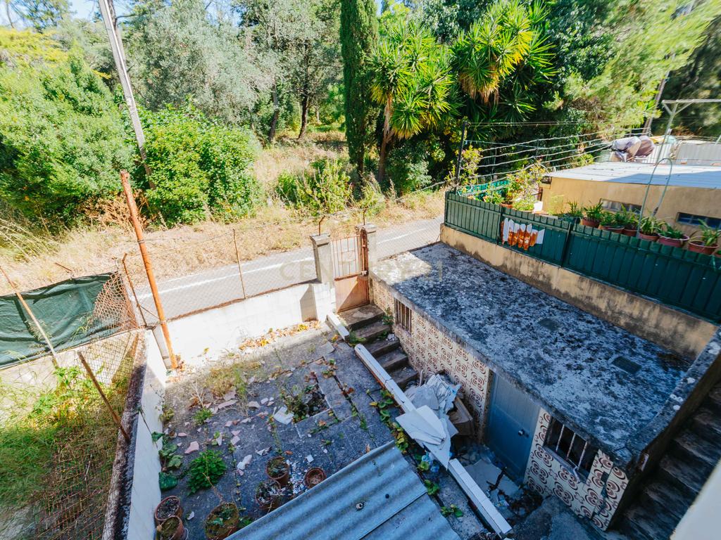Apartamento T3 para Remodelação com Terraço | Alvito | Lisboa - Image 1