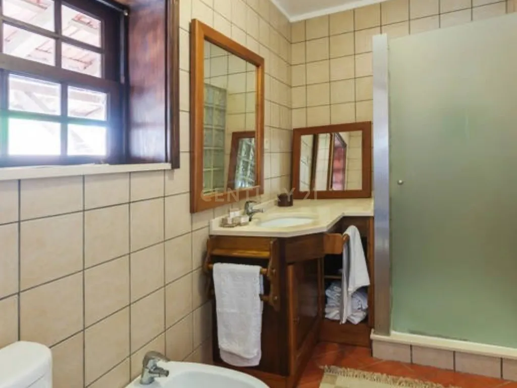 Encantadora Casa de Hóspedes em Aveiro com Jardim e Terraço - Image 9