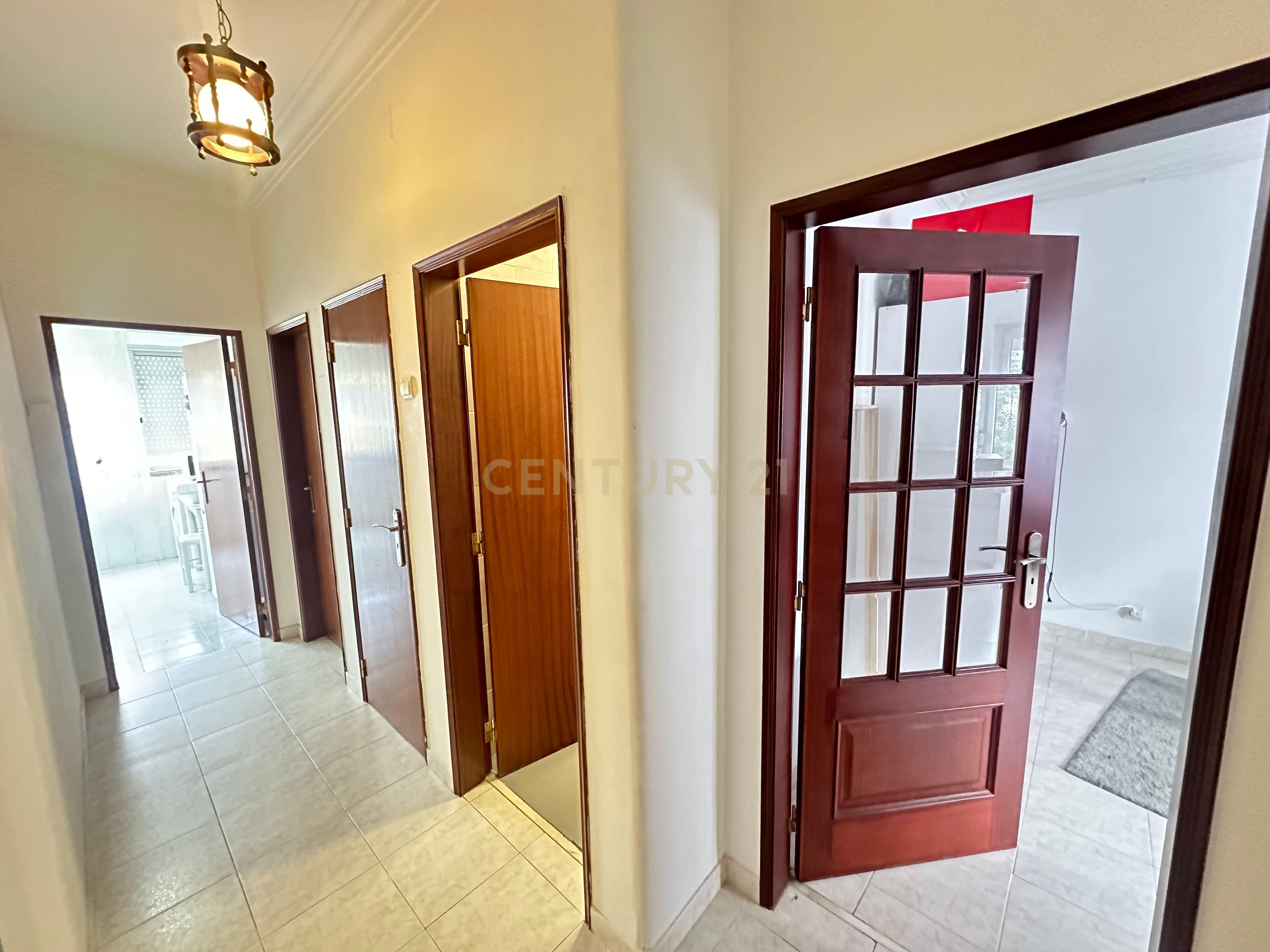 Fotografia 5 de Apartamento T2 em Mina de Água, Amadora