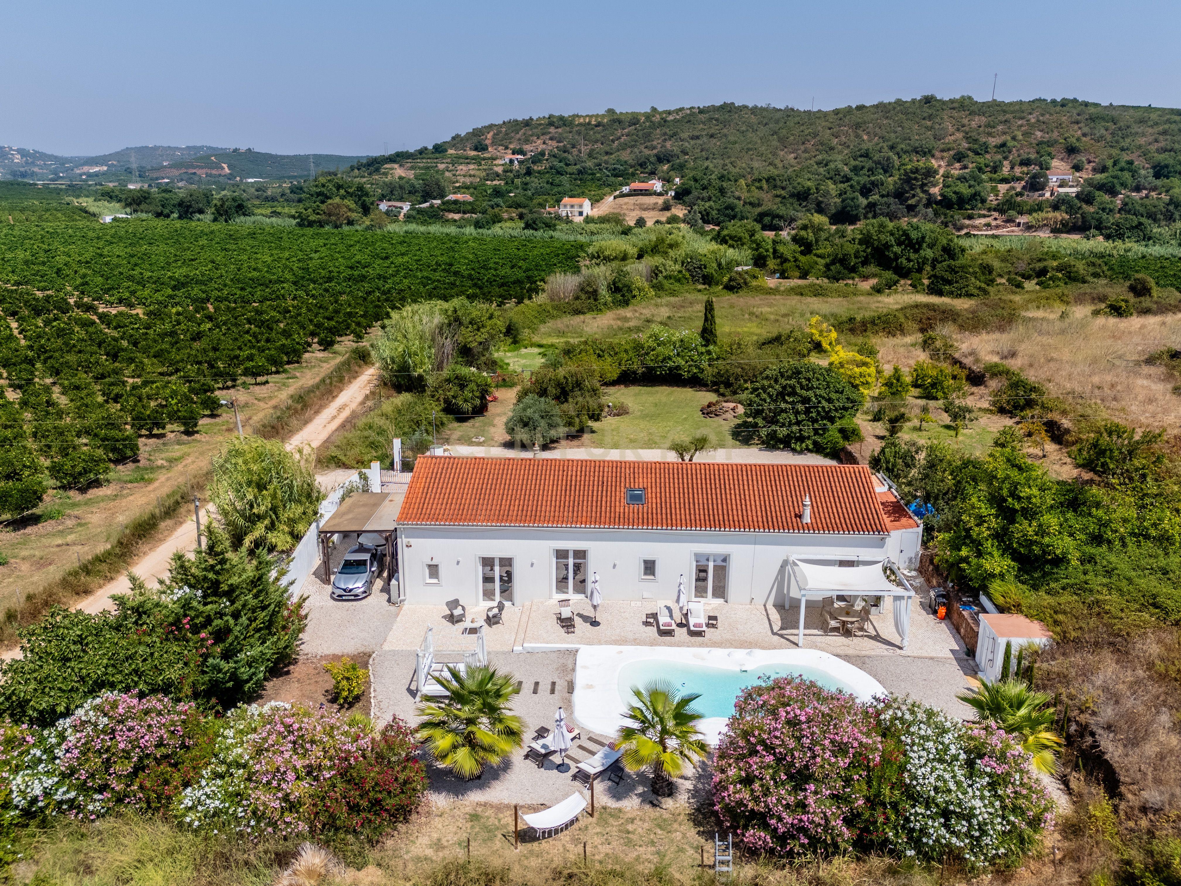Moradia de Campo T4 Totalmente Renovada em Terreno de 1,7 Hectares — Silves