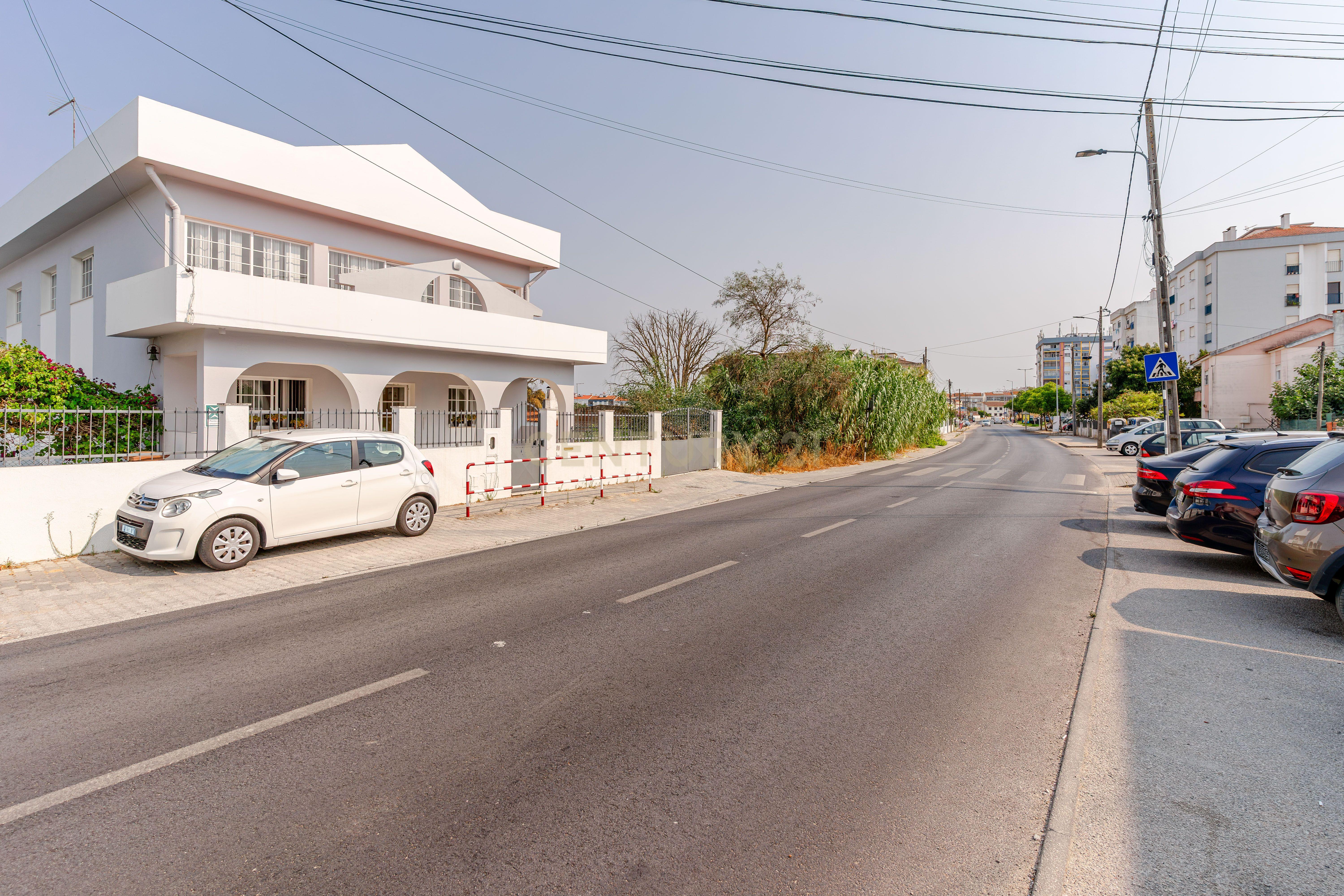 Fotografia 8 de Edifício de Serviços com Potencial de Reconversão para Habitação - Arrentela/Seixal