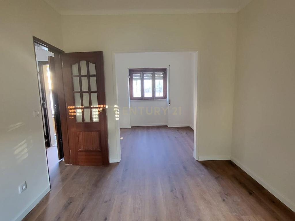 Casa T3 com Jardim e Garagem em Setúbal - Oportunidade Única! - Image 4