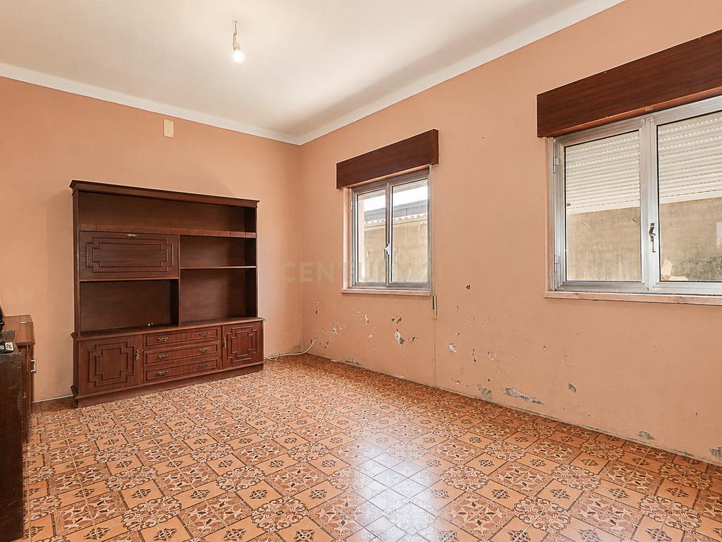 Moradia para Remodelação com 1.332 m² de Terreno – Potencial para Destaque e Construção de 2 a 3 Moradias - Image 8