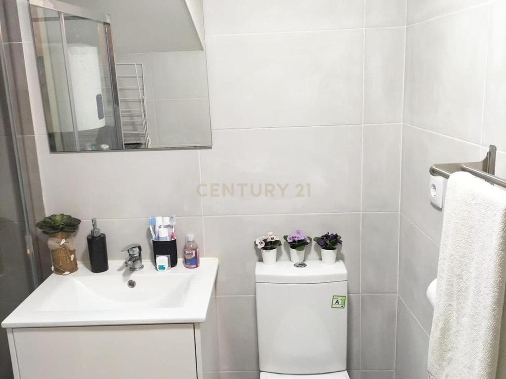 Moradia T1 Renovado em Belém com Vista e Luz Natural - Image 18