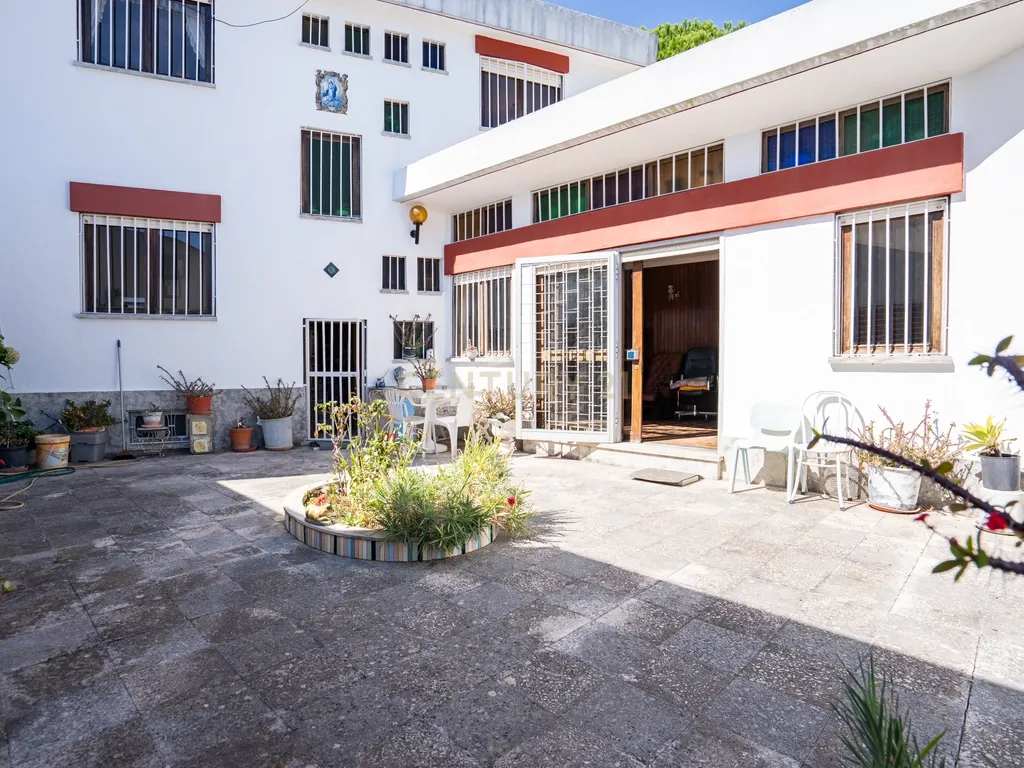 MORADIA T5 C/ TERRAÇO E JARDIM ALFRAGIDE - Image 11