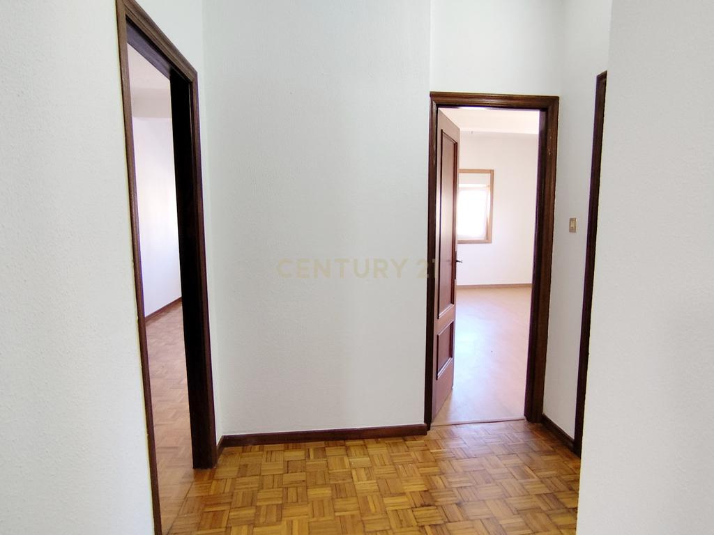 Moradia T4 numa Localização Privilegiada em Chaves - Image 18