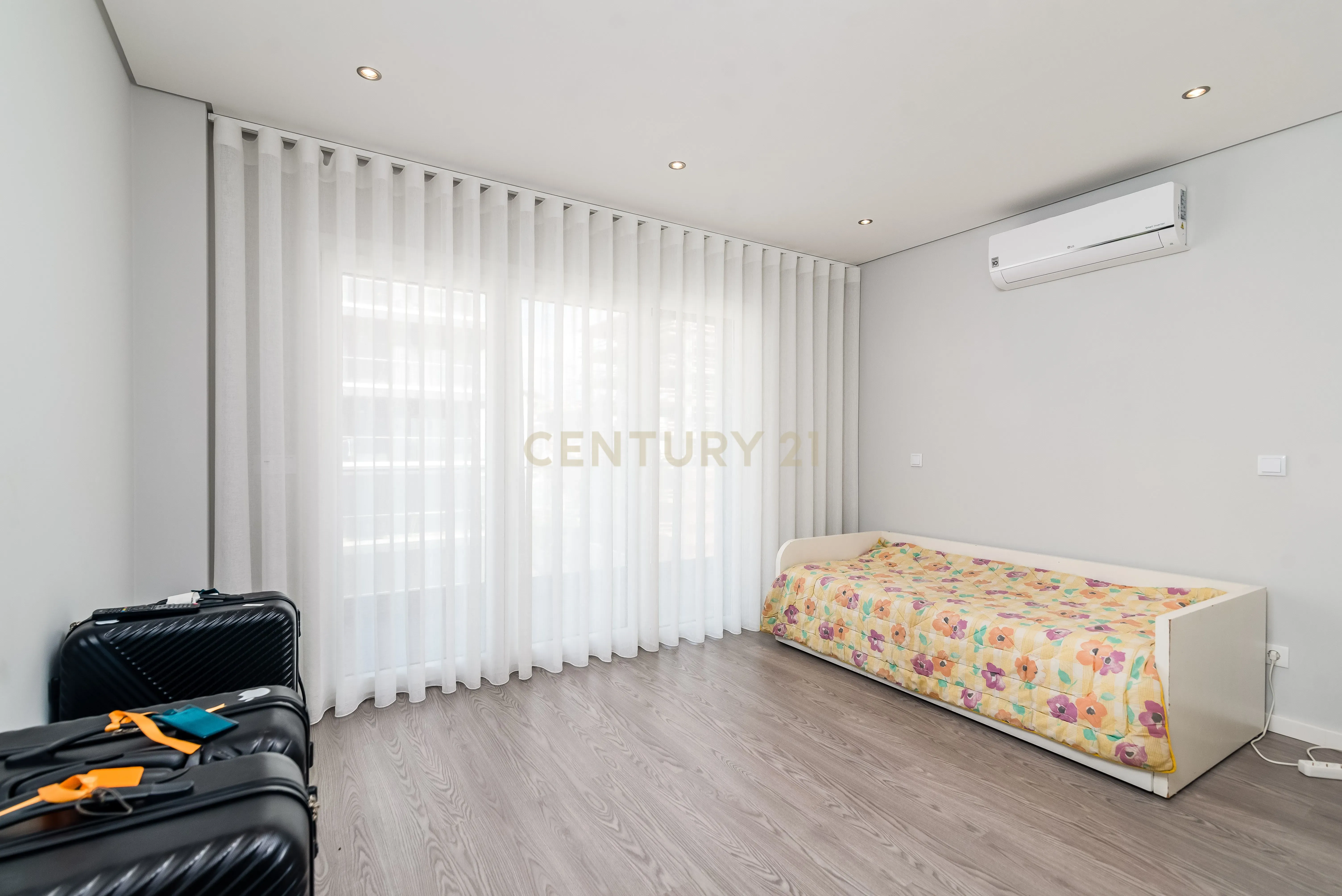 Luxuoso Apartamento T3 em Odivelas com Vista Panorâmica - Image 30