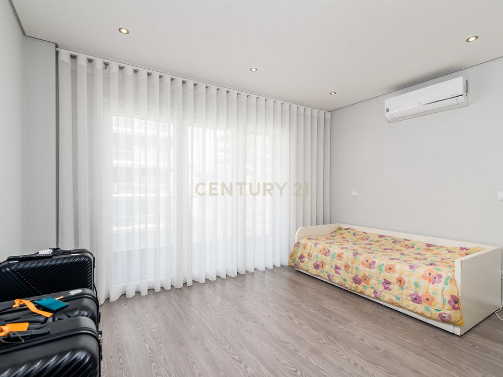 Luxuoso Apartamento T3 em Odivelas com Vista Panorâmica - Image 30