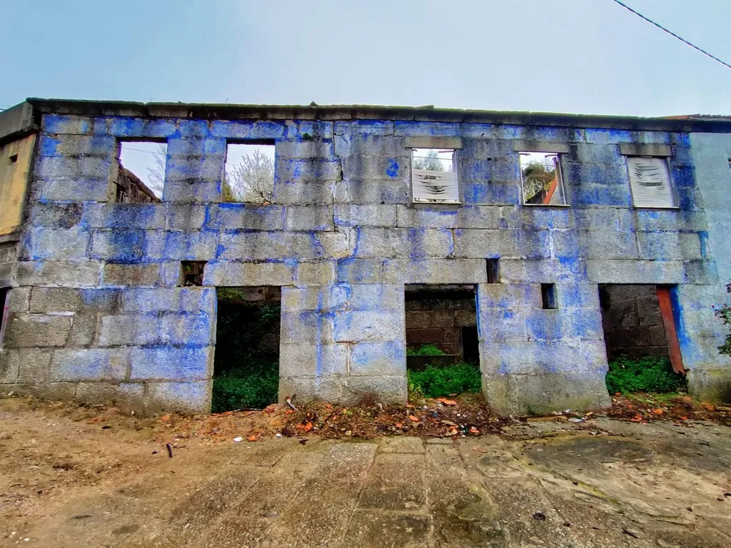 Moradia para reconstruir com terreno, refúgio paradisíaco perto da praia fluvial de Porto de Rei, S. Martinho de Mouros, Resende - Image 1