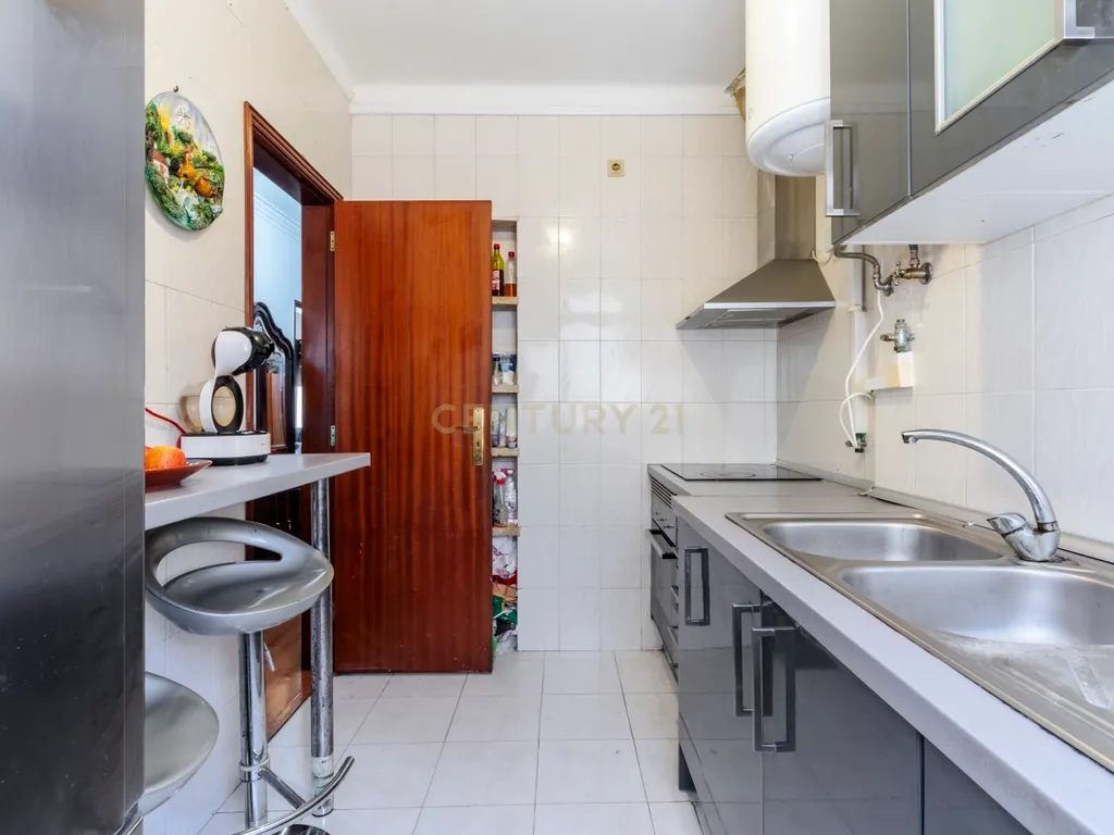 T2 com Potencial no Coração de Cacilhas Prático, Central e com o Charme da Tradição - Image 19