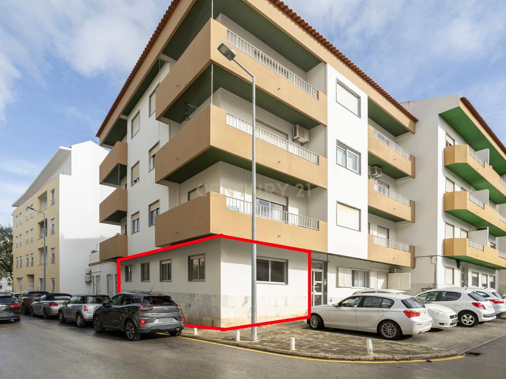 Apartamento T3 no Rés do Chão com Quintal - Image 1