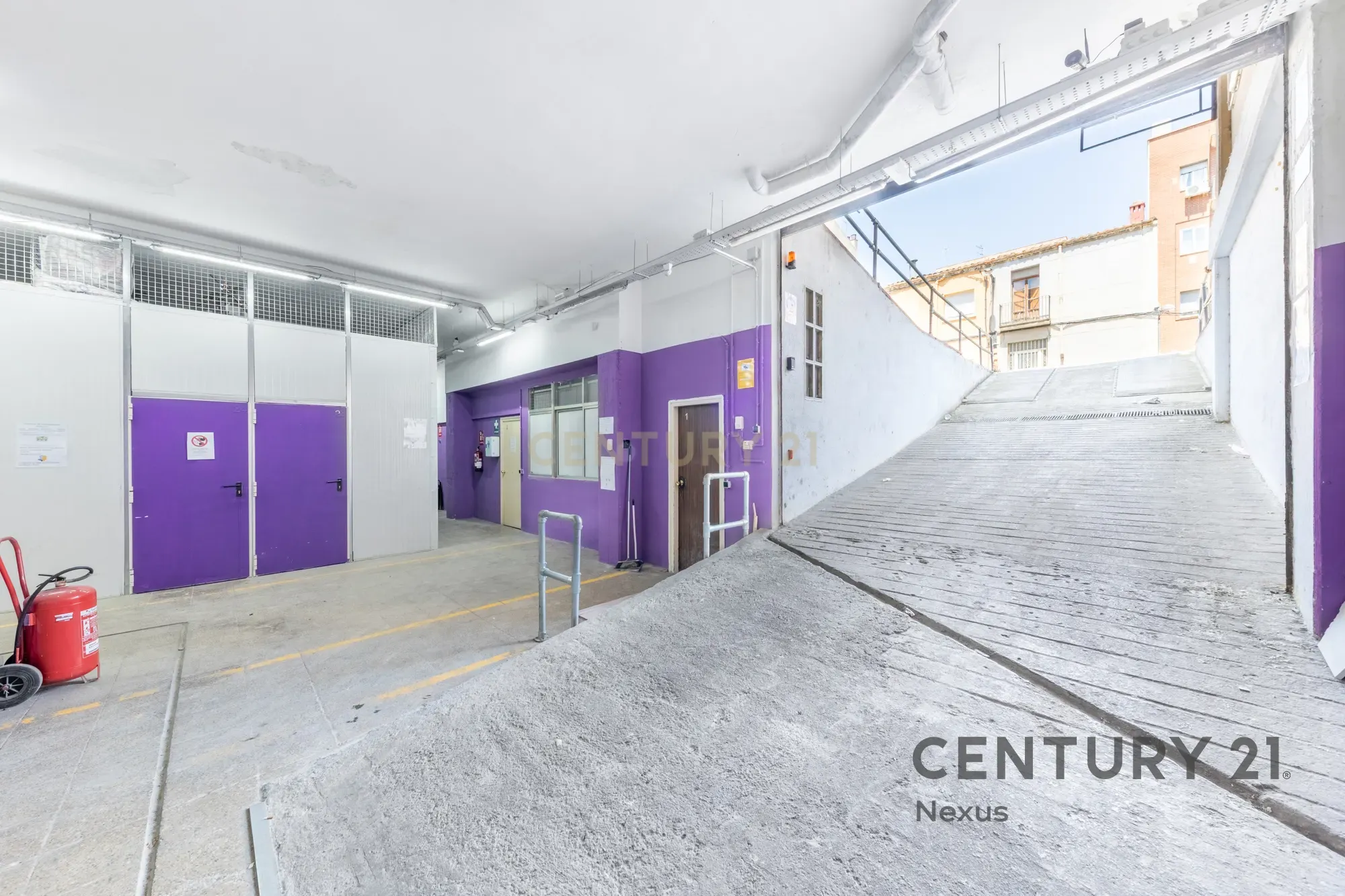 Investimento Excepcional em Ripollet! Lote com 63 Arrecadações Rentáveis, Estacionamento e Acesso Direto - Image 12